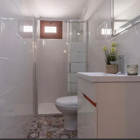 Centric House With Parking Semesterbostad