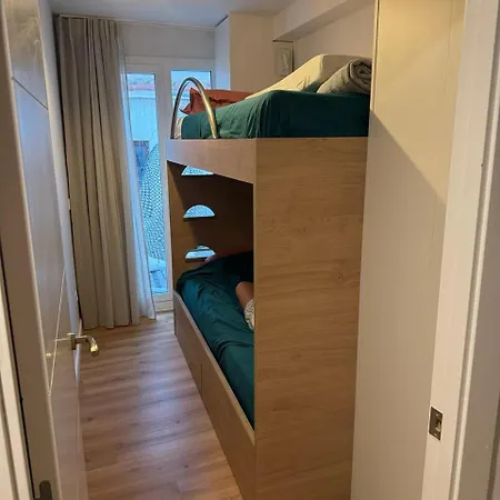 Semesterbostad Centric House With Parking